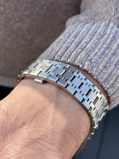 Audemars Piguet Royal Oak Self-Winding Stainless Steel 41Mm Silver Dial