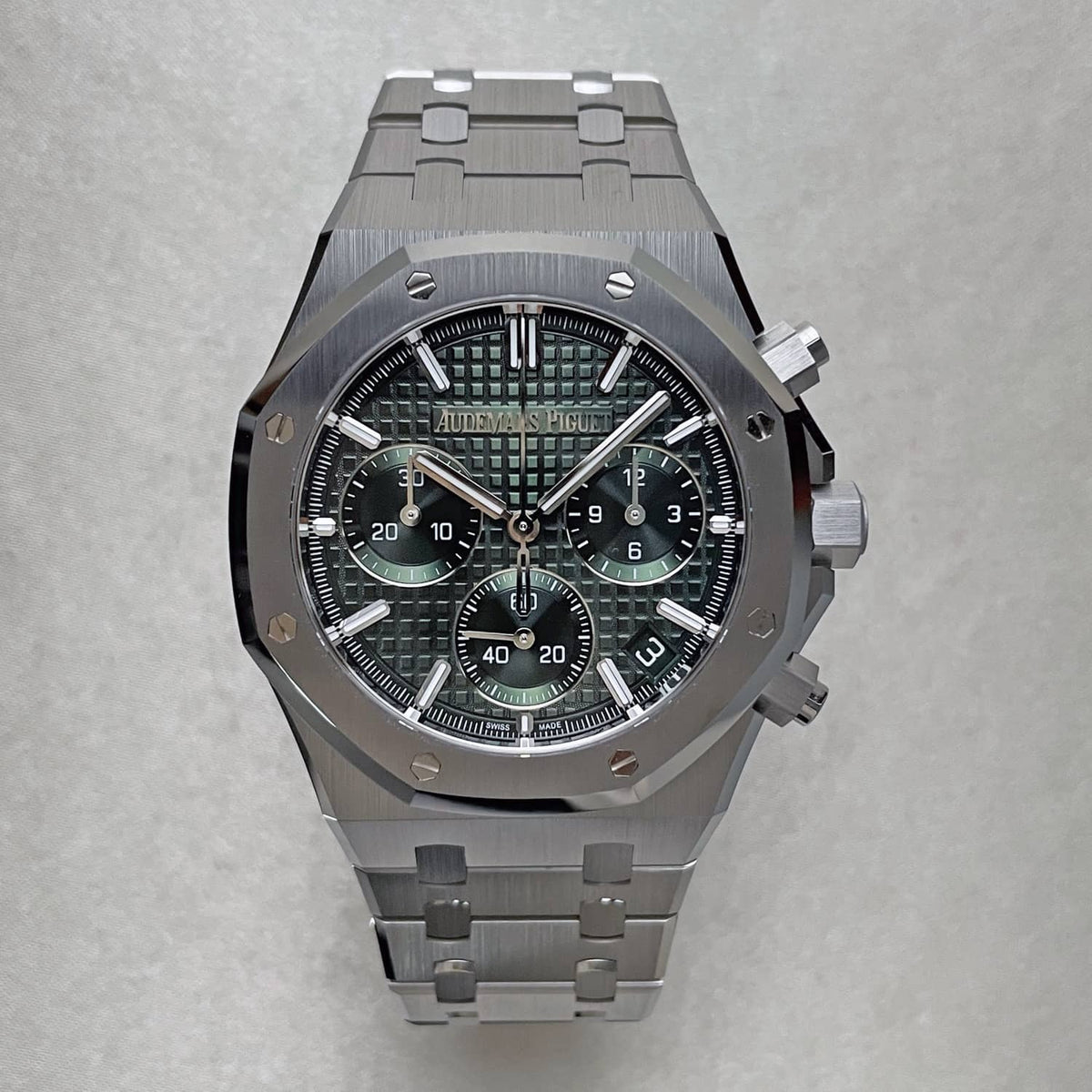 Audemars Piguet Royal Oak Selfwinding Chronograph 50Th Anniversary Steel Bracelet Green Dial (Ref # 26240St.Oo.1320St.04) Luxury