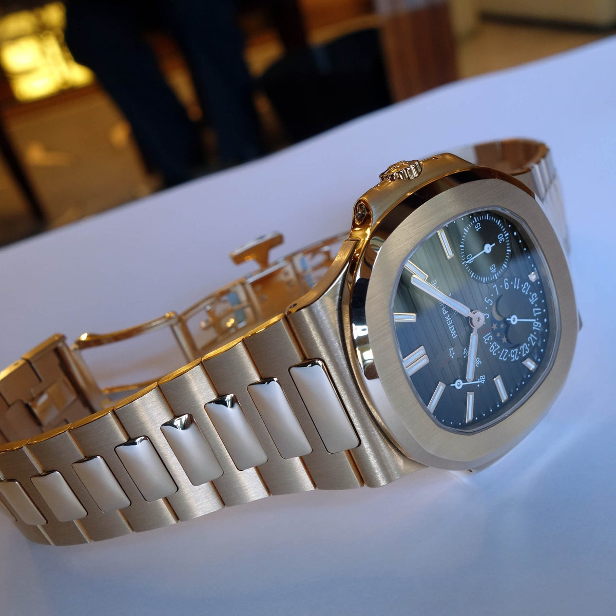 Luxury Patek Philippe Nautilus 5712R Gold