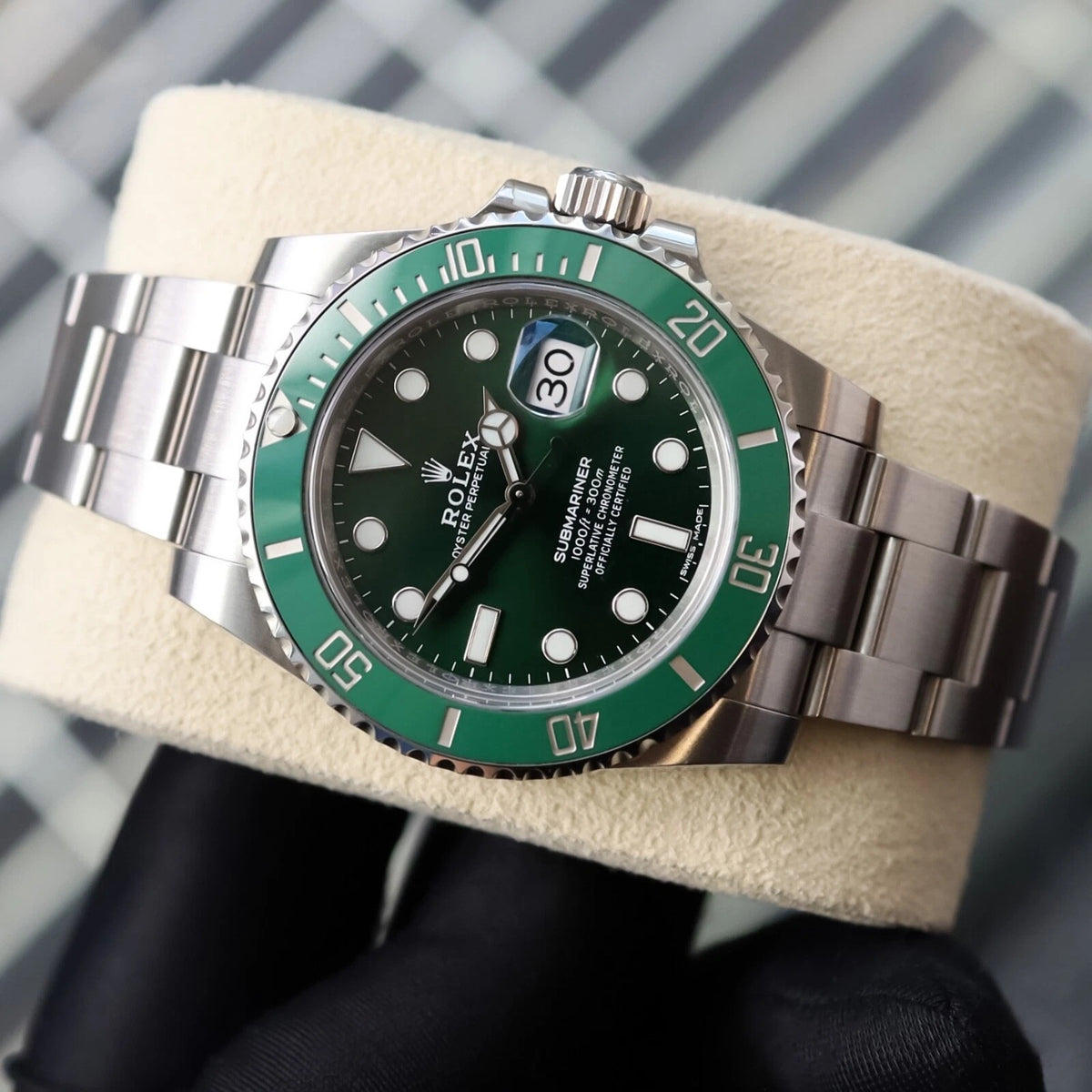 Rolex Submariner Oyster Perpetual Date Hulk Mens Watch 116610Lv